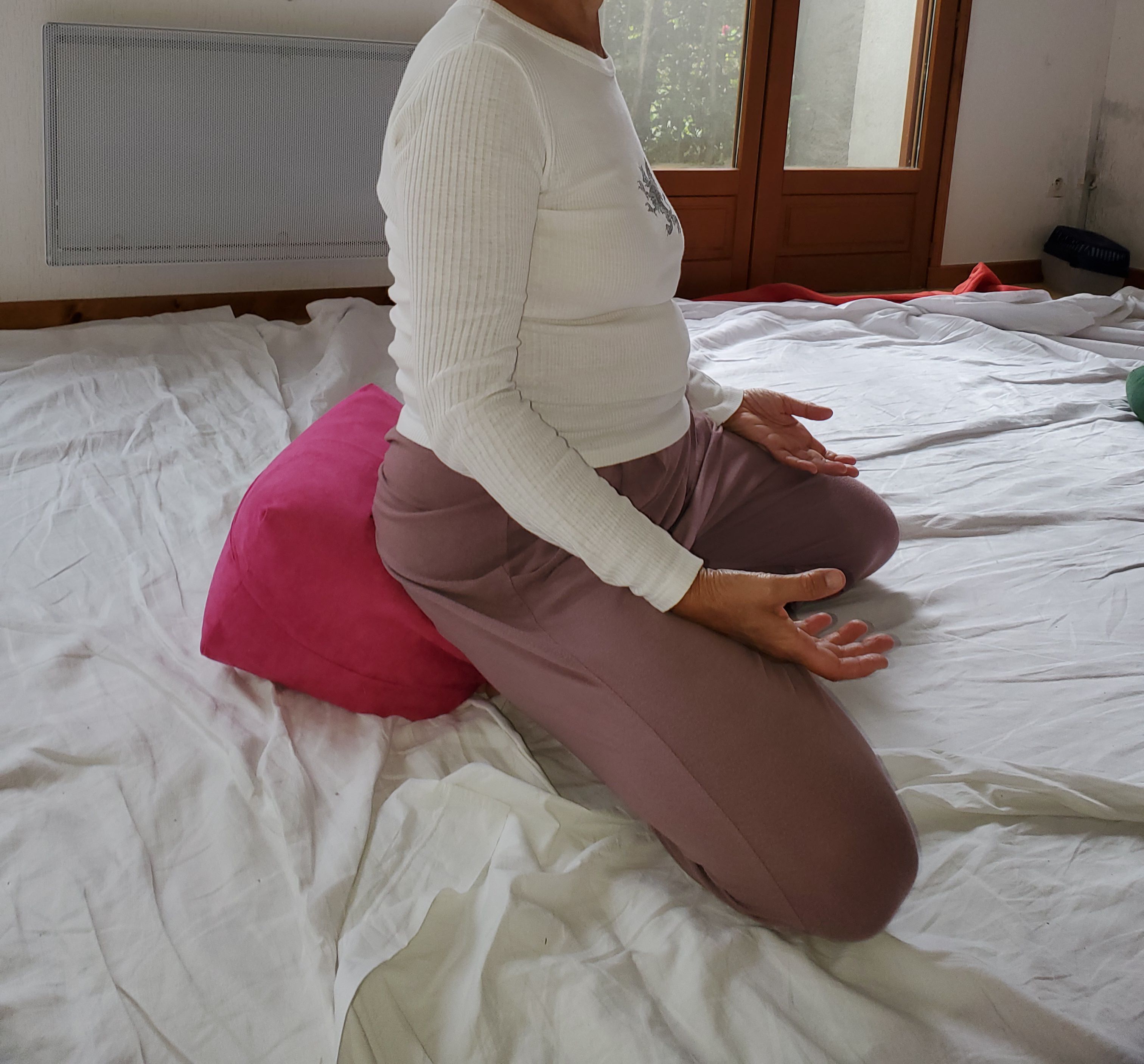 Posture de méditation avec un coussin de yoga Posture de méditation avec un coussin de yoga